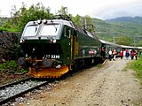 21.–23. KW Die Elektrolokomotive NSB 17-2230 der norwegischen Flåmsbana am Kjosfossen (2010). Die Flåmsbana verkehrt zwischen Myrdal und Flåm.