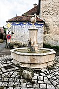 Fontaine au centre du village.