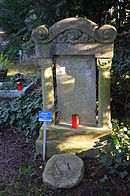 Frankfurt, main cemetery, grave XIV Urnenhain 13 Tietz.JPG