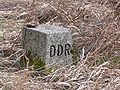 Una pietra di confine della Germania Est con la scritta "DDR" (Deutsche Demokratische Republik) incisa sulla faccia rivolta a ovest