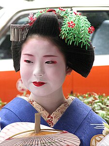 Maiko dengan kanzashi dedalu