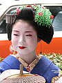 Maiko avec un kanzashi saule.