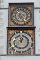 Detail toren: uurwerken met aanduiding van maanstand en tijd