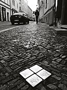 Stolpersteine: Geschiedenis, Stolperdrempels, Remembrance stones