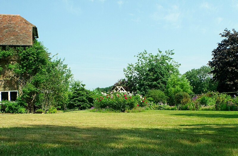 File:Garden, The Hundred House, Framfield - geograph.org.uk - 3603752.jpg