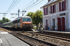 Un train Intercité traversant la gare en direction de Limoges.