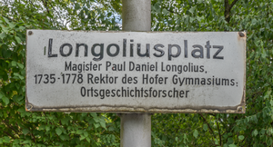 Das Foto zeigt eine Infotafel zum Longoliusplatz: "Magister Paul Daniels Longolius, 1735-1778 Rektor des Hofer Gymnasiums, Ortsgeschichtsforscher"