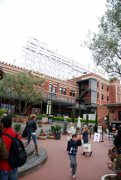 File:Ghirardelli Chocolate Square 25 2013-03-28.jpg