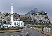 Deutsch: Gibraltar, Ibrahim-al-Ibrahim Mosque am Europa Point und der Fels von Gibraltar English: Gibraltar, Ibrahim-al-Ibrahim Mosque at the Europa point and the Rock of Gibraltar