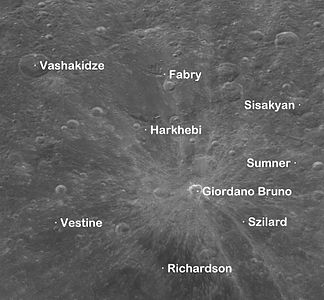 35° 54′ N, 102° 48′ E﻿ / ﻿35.9°N,102.8°E﻿ / 35.9; 102.8 Sistema de marques radials del cràter lunar Giordano Bruno (imatge Missió Clementine)