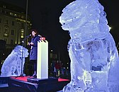 Git Scheynius inviger Ai Weiweis isskulpturer på Norrmalmstorg i Stockholm inför filmfestivalen.