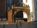English: Old gate near church of St. Mary in Gdańsk. Polski: Stara brama koło Bazyliki Mariackiej w Gdańsku.