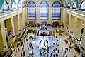 Der Grand Central Terminal in New York City ist – gemessen an der Anzahl der Gleise – der größte Personenbahnhof der Welt: Haupthalle (Mai 2014)