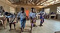 File:Groupe d'enfants exécutant une danse traditionnelle au Bénin 15.jpg