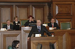 Guntis Ulmanis speaking from the Saeima podium during the parliamentary foreign policy debates in 2014 Guntis Ulmanis arpolitikas debates Saeima (5393204432).jpg