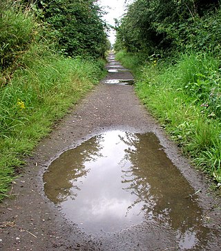 Charco en un camino de Reino Unido.