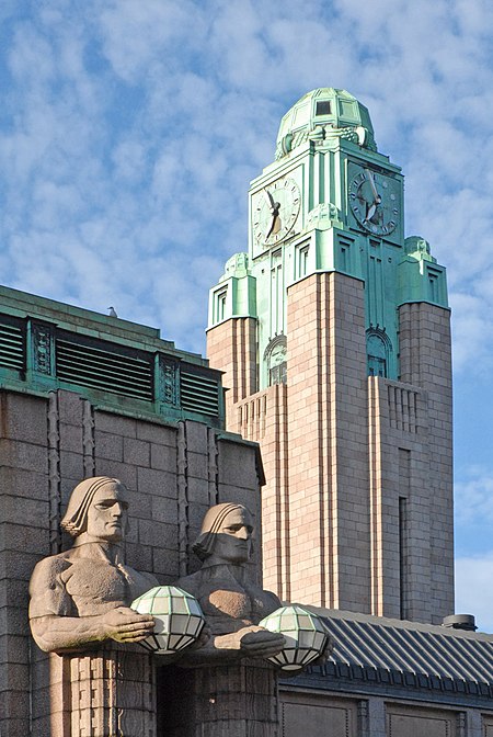 ไฟล์:Helsinki_Railway_station_towe&statues.jpg