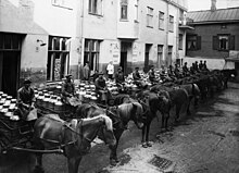 Horse-drawn milk floats in Helsinki, Finland in the 1920s Hevosvaunuja Helsingin Meijeriliikkeen pihalla, toisessa kerroksessa konttori - - hkm.HKMS000005-km003lbl.jpg