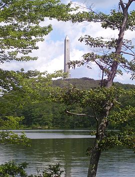 High Point -monumentti ja Marcia-järvi kehystetty.jpg