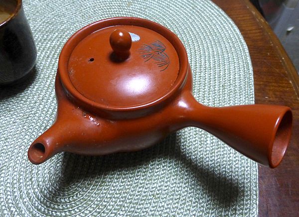 Japanese traditional teapot, kyūsu is a common for making Japanese green tea, sencha. It often has its handle on the side of the pot