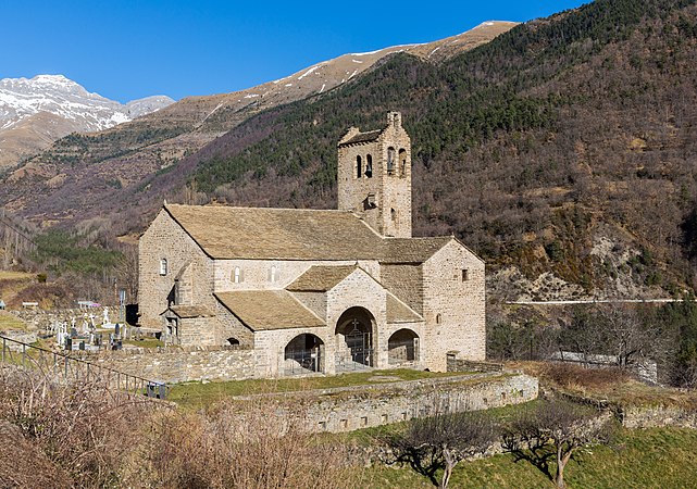 西班牙韦斯卡省Linás de Broto（托尔拉的辖区）的罗马式艺术风格的圣麦可教堂。教堂塔楼可以追朔到15世纪，用来监看从庇里牛斯山另一边来的侵扰。教堂建筑建造年代较晚，大约是16世纪。