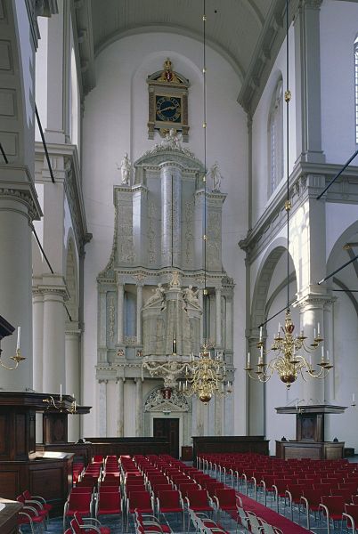 File:Interieur, overzicht orgel met gesloten luiken - Amsterdam - 20411627 - RCE.jpg