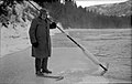 Måling av sarrtykkelse i Trysilelva på 1920-tallet. Foto: Ole B. Solem/Norges vassdrags- og energidirektorat