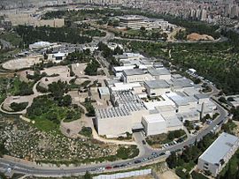 מוזיאון ישראל ממעוף הציפור, בראש התמונה ניתן לראות גם את משכן הכנסת