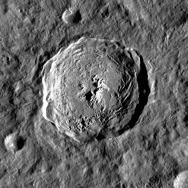 Видео обратной стороны луны. Джексон кратер. Кратер Комарова на Луне. Темная сторона Луны фото.
