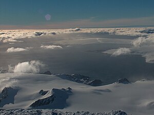 Blick über den Napier Peak (vorn) auf den oberen Abschnitt des Johnson-Gletschers