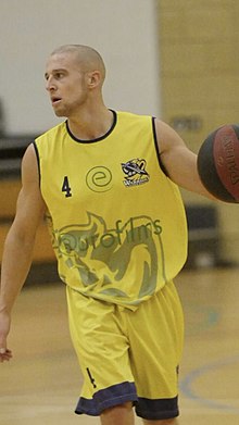 Josh Crutchley point guard dribbelt de basketball.jpg
