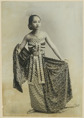 KITLV 10729 - Kassian Céphas - Studio picture of a young woman in dance pose from Yogyakarta - Around 1900.tif