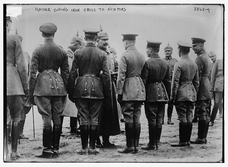 File:Kaiser giving iron cross to aviators LCCN2014699607.jpg