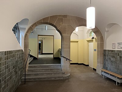 Kepler-Gymnasium Tübingen Treppenhaus EG Blick nach Westen.jpg