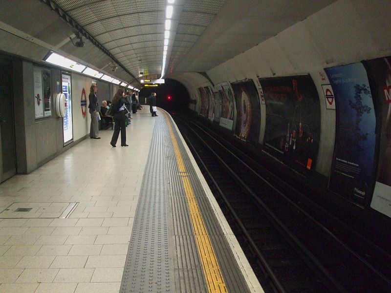 File:King's Cross St Pancras (Circle) stn clockwise look anticlockwise.JPG