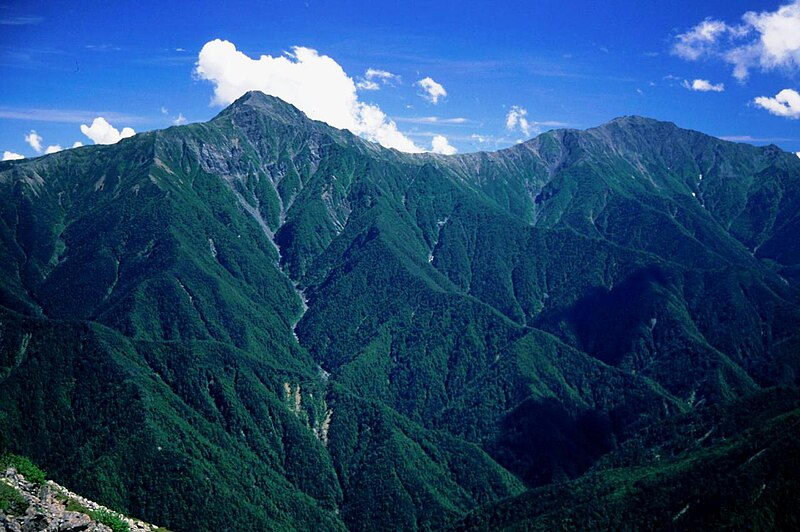 File:Kitadake and Ainodake from Senjogatake 1999-7-25.jpg