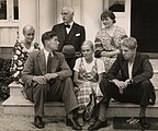 Marie og Knut Hamsun med barna Tore, Arild, Ellinor og Cecilia i 1933 Foto: Anders B. Wilse