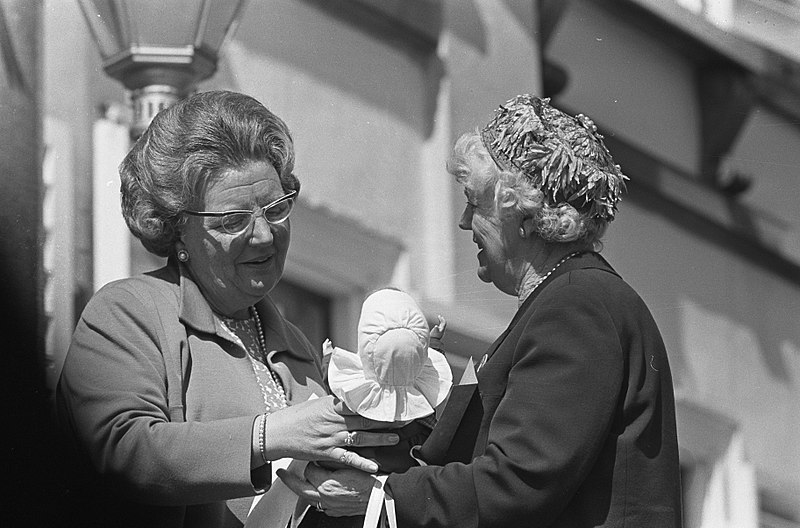 File:Koninginnedag, defilee op Soestdijk, nummer 20 Koningin Juliana met pop, nummer , Bestanddeelnr 919-0940.jpg