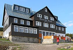 Pohled na Moravskou boudu při příchodu po žluté turistické značce
