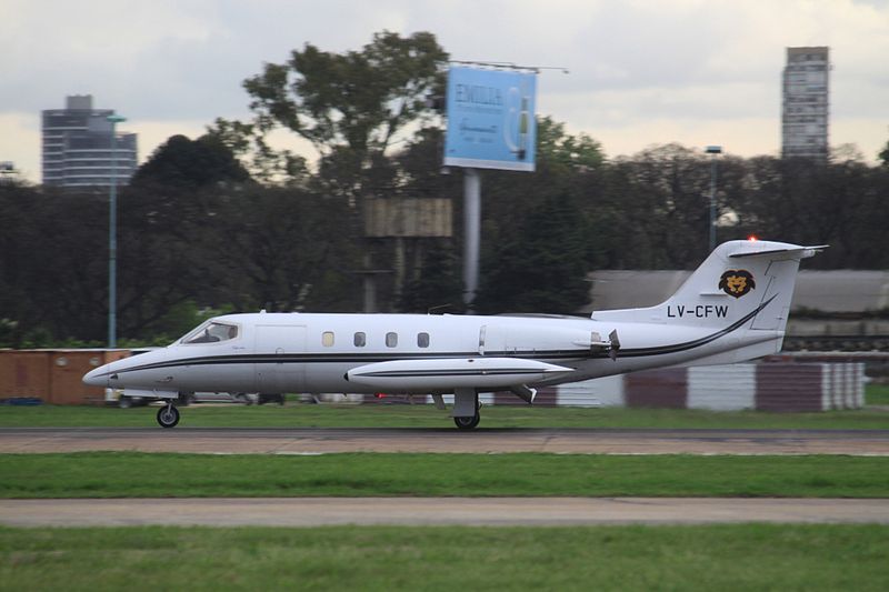 File:LV-CFW Learjet 25B (8164103723).jpg