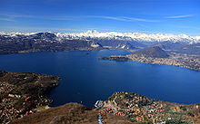 Panoramo de Majora Lago kun Alpoj