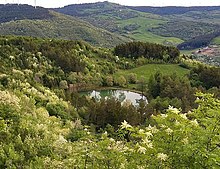 Il versante interno dei monti della Daunia: in primo piano il lago naturale Luza Aqua Fets presso Greci, in Campania; sullo sfondo, la Montagna di Orsara di Puglia (958 m s.l.m.)