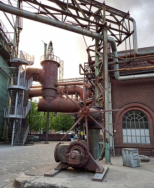 File:Landschaftspark Duisburg-Nord, vor der Gebläsehalle 02.jpg