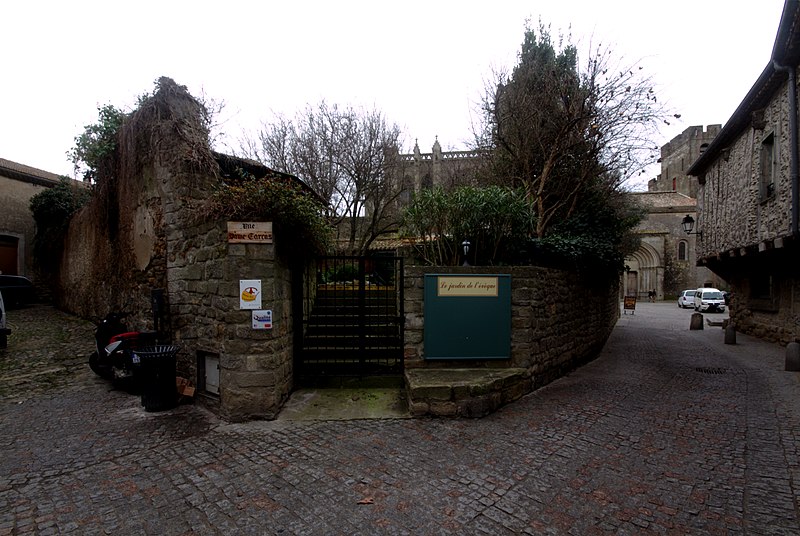 File:Le Jardin de l'evêque - Carcassonne 2014.jpg