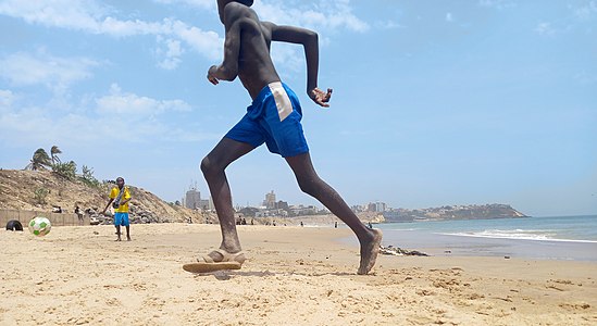 2nd :Enfants jouant au football sur la plage / by User:Babacar Dioum