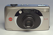 English: A Leica Z2X compact camera, front view, minimum zoom
