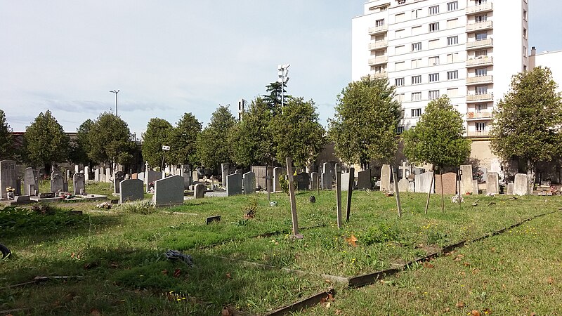 File:Lyon 8e - Nouveau cimetière de La Guillotière - Vieilles tombes avec croix de bois.jpeg