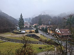 Mátrakeresztes, előtérben a Csörgő-patak, középen halad a Kékesi út, jobbról az első ház a Fakanalas csárda