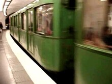 File: Metropolitana di Parigi (Francia) - Movimento del treno storico Sprague-Thomson sulla linea 12 - Stazione Pigalle.ogv