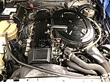 Motor M 103 im Motorraum des 300 SL, Bj. 1991
